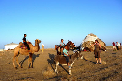 Camp de yourte, le désert Kyzylkoum