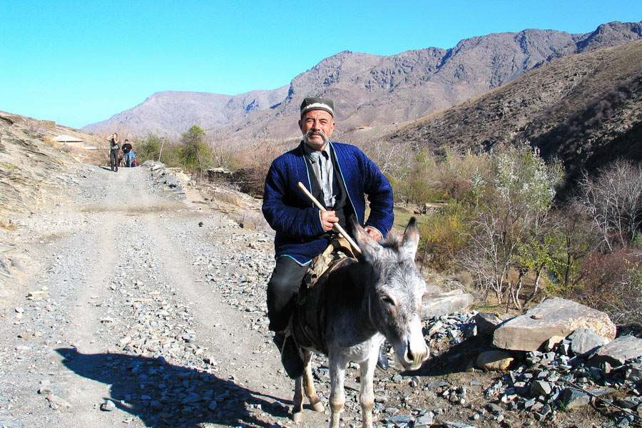 Route dans les montagnes de Nourata