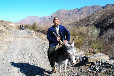 Route dans les montagnes de Nourata